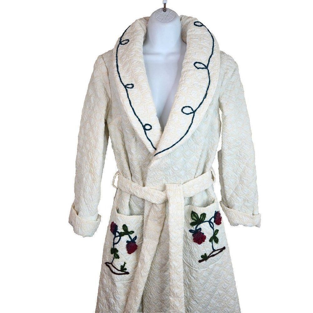 Vintage 40s 50s Quilted Satin Robe Embroidered Yarn Roses Ivory House Coat M